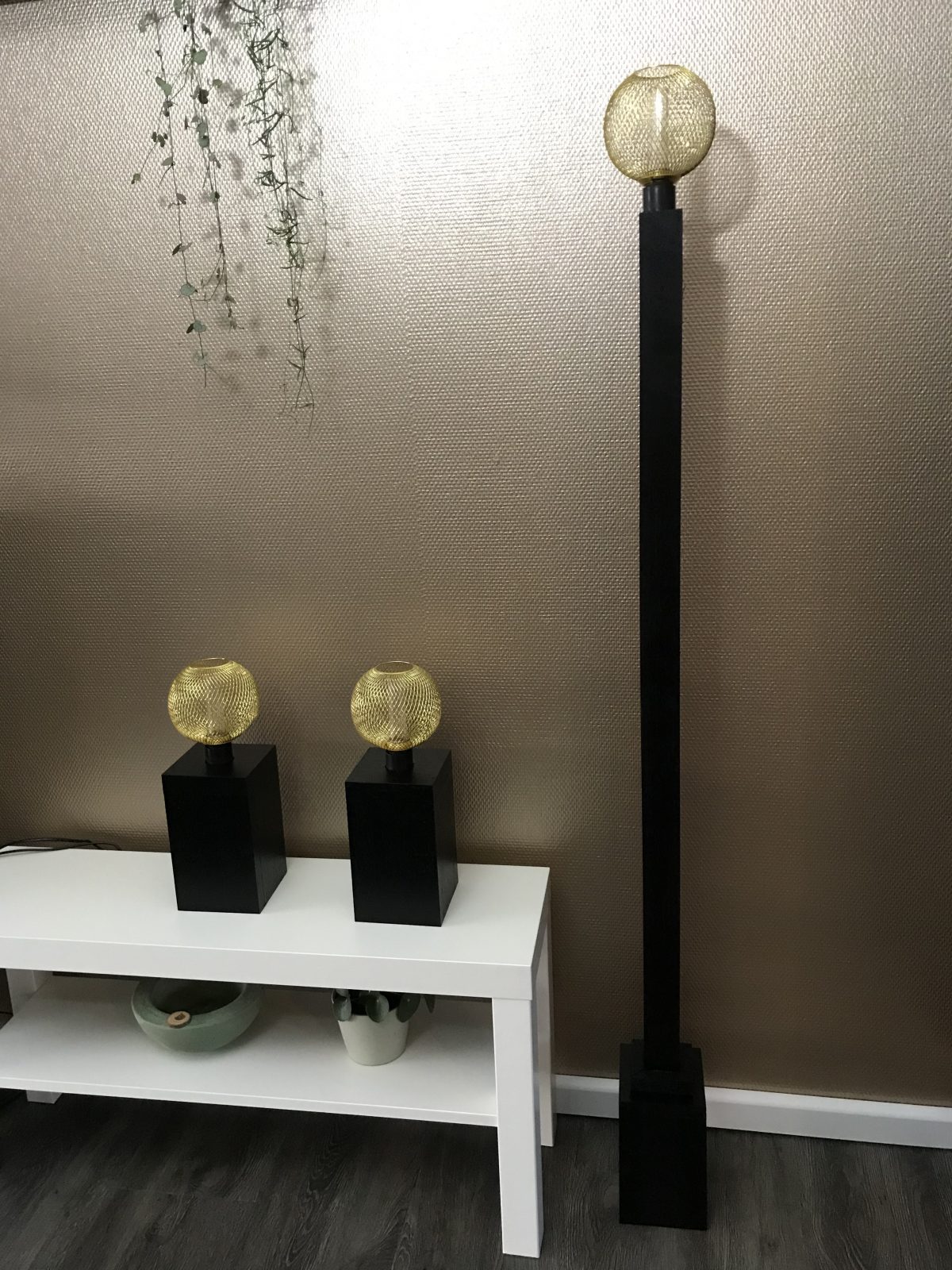 handmade staande houten lamp met 2 bij zet lampen